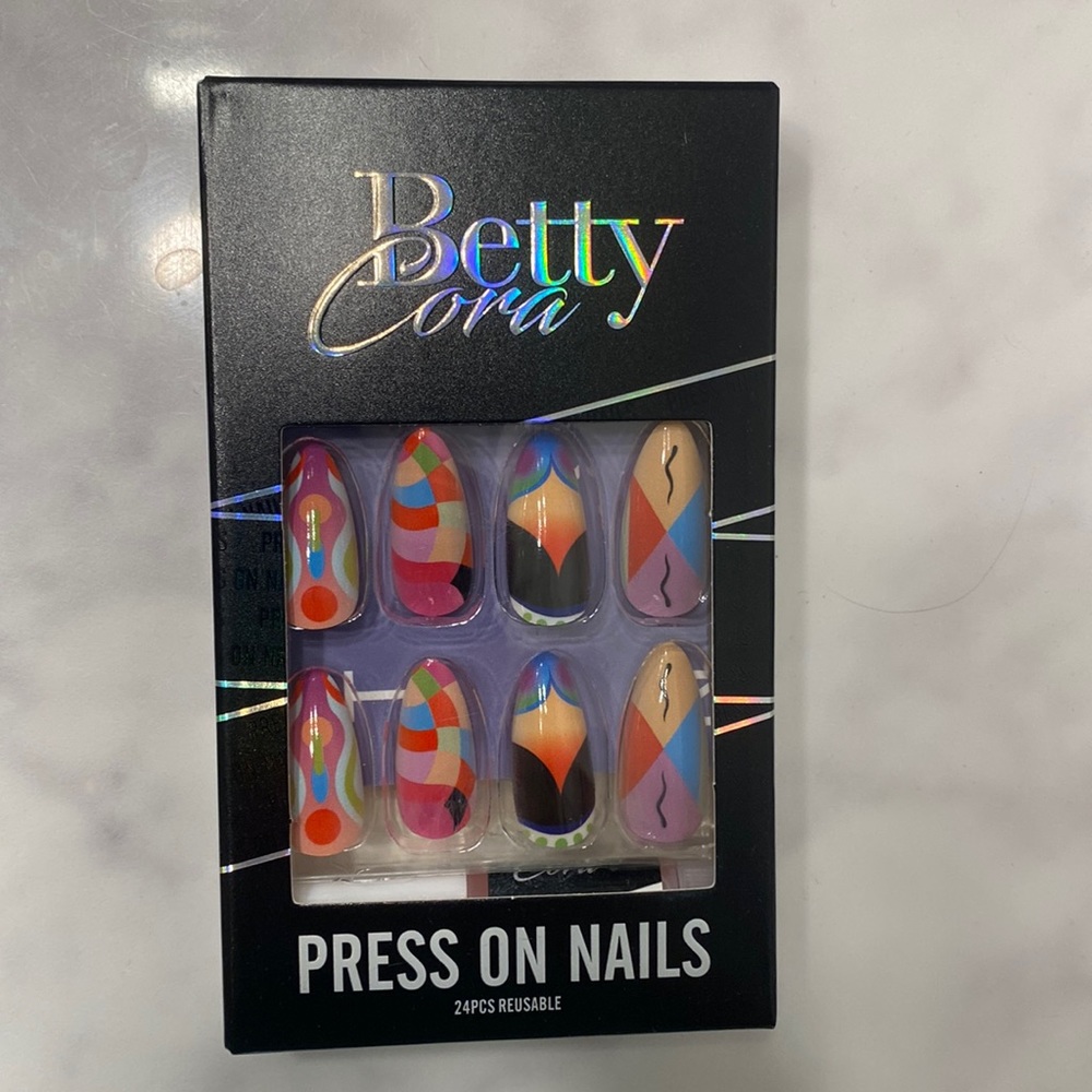 Betty Cora reusable press on nails
